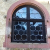 Burg Kronberg Restauriertes Rundbogenfenster mit Wabenverglasung
