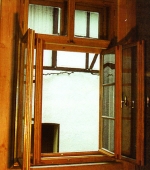 Kastenfenster Mit Aussenfutter und Fensterbank in verschiedenen Holzarten z.B Eiche. Aussenfenster mit Handgezogenem Glas. Holzsprossen und Bleisprossen. Vierflueglig bzw. sechsflueglig Oberflaeche geoelt