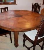 Holztisch, aus historischem Eichenholz Tischplatte segmentartig geteilt. Oberflaeche: geoelt