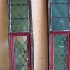 Entnommene Fenster vor der Restaurierung mit defekter Bleiverglasung.jpg