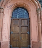 Türen wurde nach alten Fotos und Recherchen rekonstruiert und aus Eichenholz gefertigt