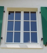Zweifluegliges Fenster mit glasgeteilter, aufgesetzter Sprosse Oberflaeche: Leinoel weiss.jpg